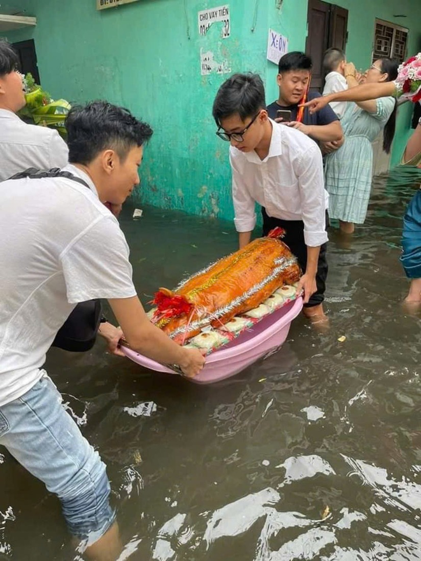 Vượt lũ lụt, đôi bạn trẻ đến với nhau kết duyên trăm năm