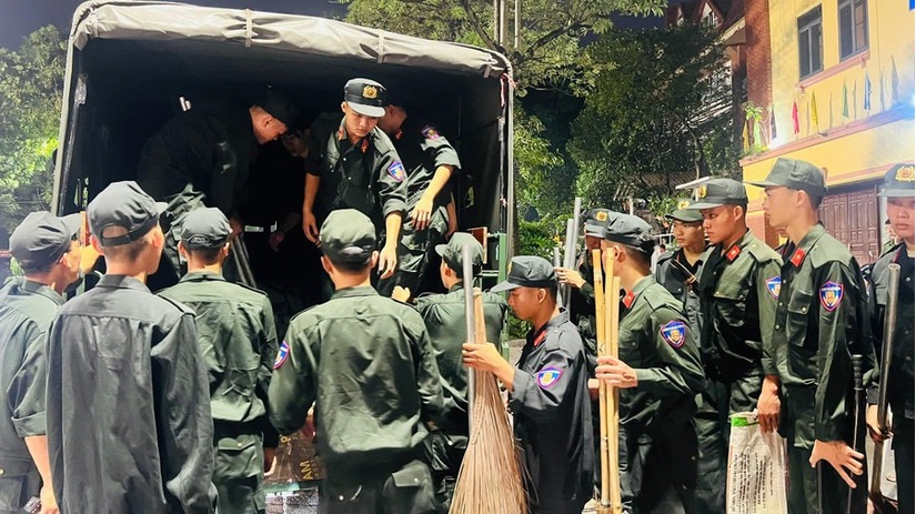Hơn 300 Cảnh sát cơ động tham gia dọn dẹp đường phố Thủ đô trong đêm