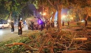 Hơn 300 Cảnh sát cơ động tham gia dọn dẹp đường phố Thủ đô trong đêm