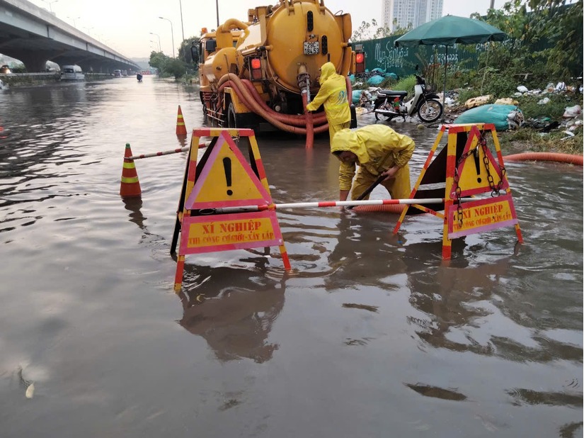 Hà Nội ngập hơn 40 điểm sau trận mưa lớn