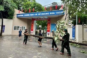 Hỗ trợ học phí cho học sinh bị ảnh hưởng bởi bão lũ