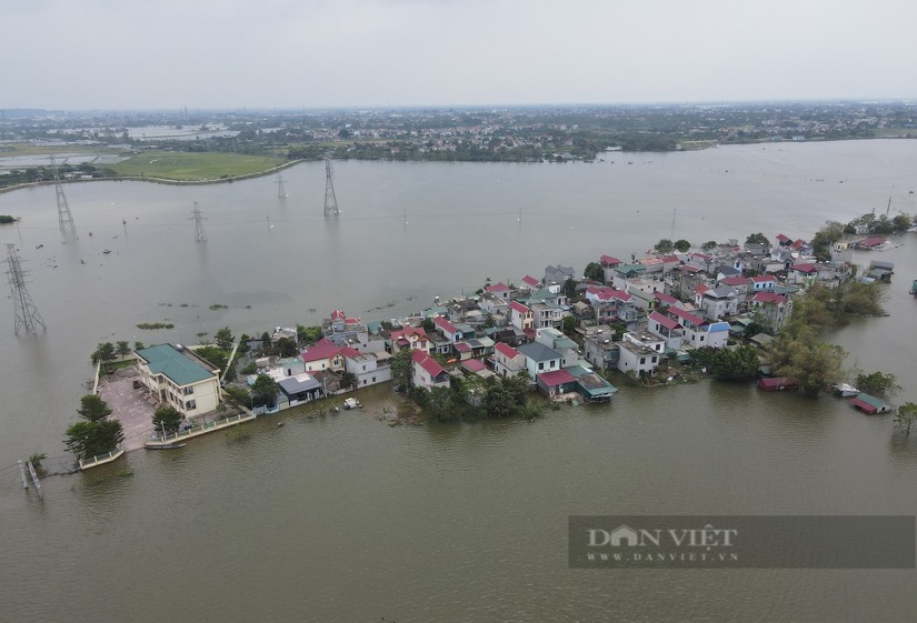 Tuyến đường huyết mạch nối 2 huyện ở Hà Nội vẫn bị chia cắt bởi nước lũ