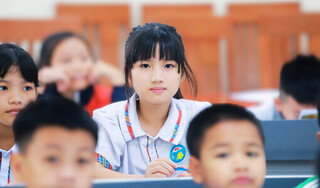 Học trò vùng 'rốn lũ' Hà Nội phải đi học nhờ để kịp tiến độ chương trình