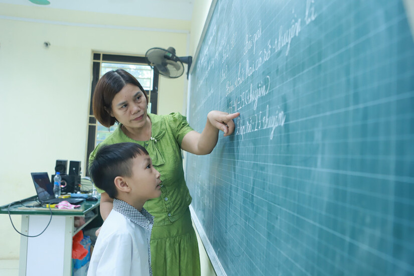 Học trò vùng 'rốn lũ' Hà Nội phải đi học nhờ để kịp tiến độ chương trình