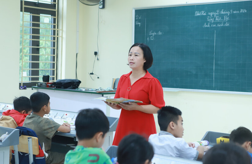 Học trò vùng 'rốn lũ' Hà Nội phải đi học nhờ để kịp tiến độ chương trình