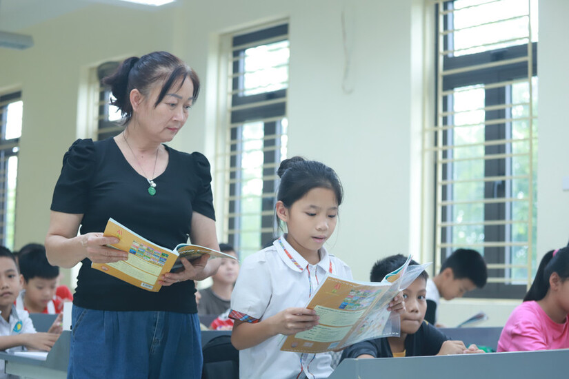 Học trò vùng 'rốn lũ' Hà Nội phải đi học nhờ để kịp tiến độ chương trình