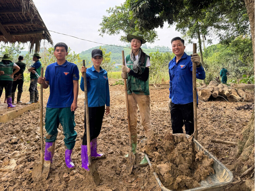 Hoa hậu Bảo Ngọc gặt lúa, lội bùn hỗ trợ bà con dựng nhà sau lũ