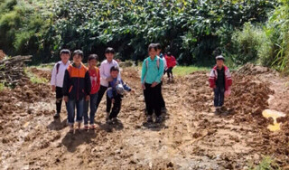 'Gập ghềnh' đường đến trường sau bão