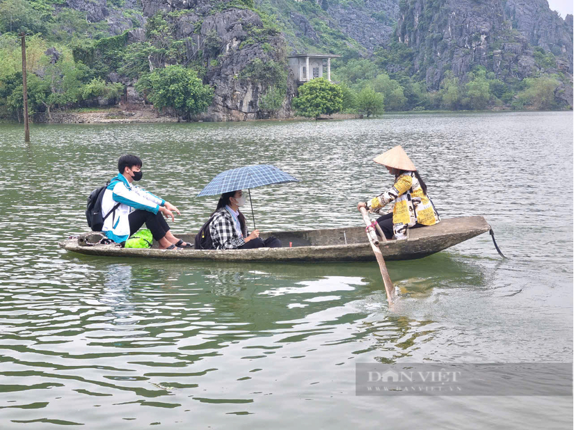 Hành trình đến trường trên những con thuyền không phao cứu sinh