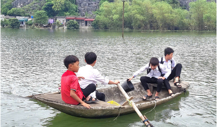 Hành trình đến trường trên những con thuyền không phao cứu sinh