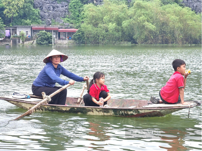 Hành trình đến trường trên những con thuyền không phao cứu sinh