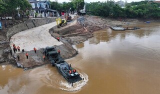 Bắc cầu phao tại khu vực cầu Phong Châu trong hôm nay