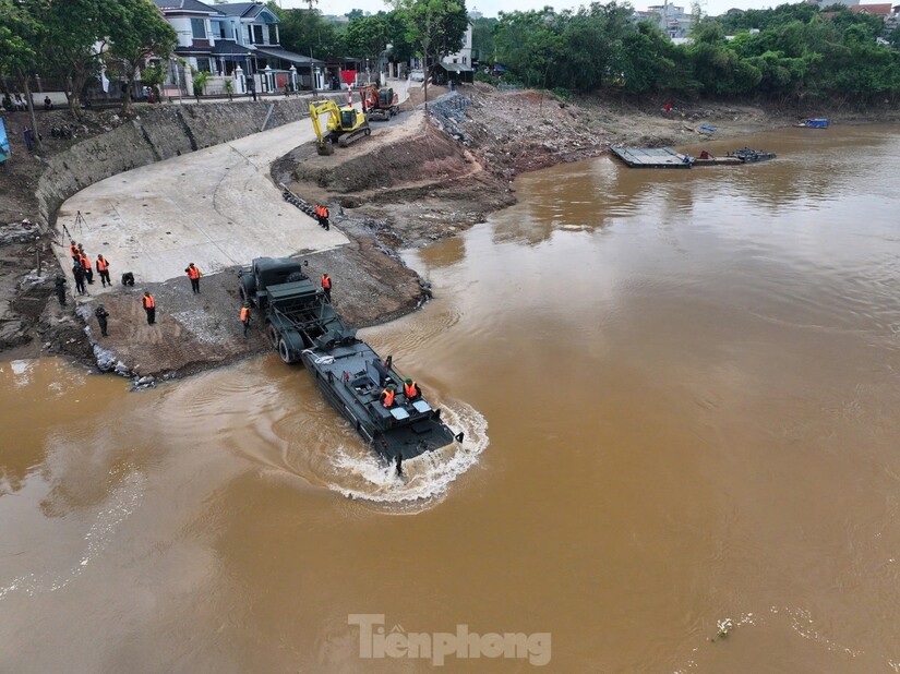 Bắc cầu phao tại khu vực cầu Phong Châu trong hôm nay