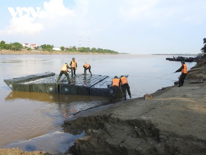 Bắc cầu phao tại khu vực cầu Phong Châu trong hôm nay