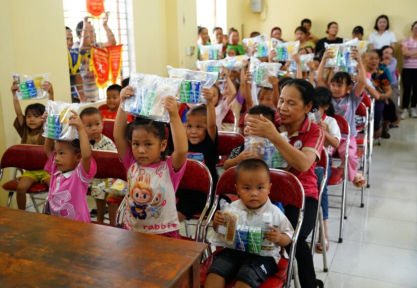 Nhân đôi đóng góp, Vinamilk vượt cam kết hỗ trợ trẻ em vùng bão lũ