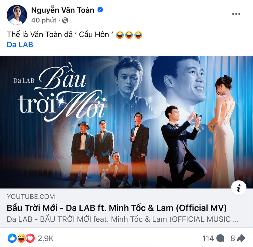 Văn Toàn cầu hôn bạn gái xinh đẹp