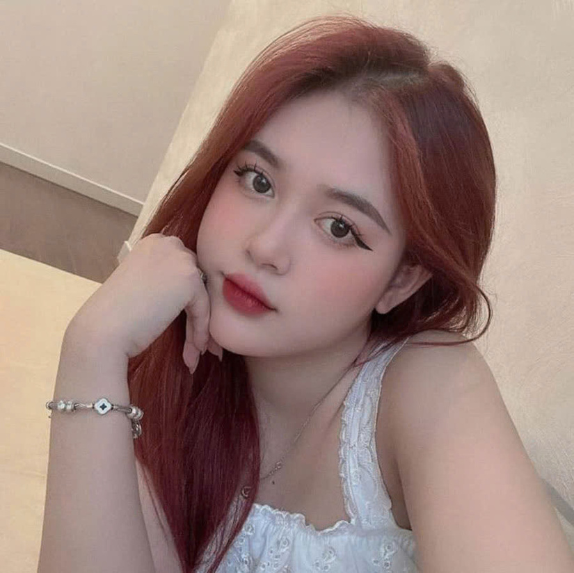 Bà xã hot girl 2K của hậu vệ Hà Nội FC sở hữu vẻ đẹp quyến rũ