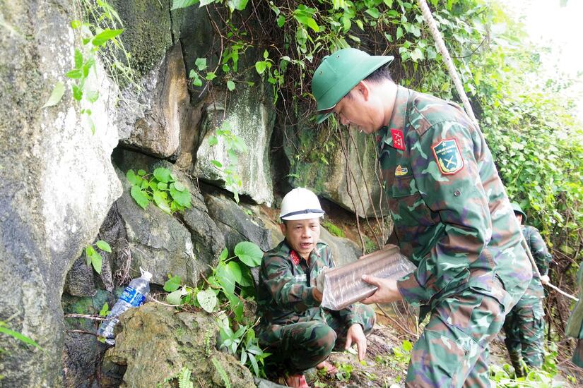 Quảng Bình: Phá huỷ khối đá nặng 300 tấn có nguy cơ sạt lở ở Phong Nha