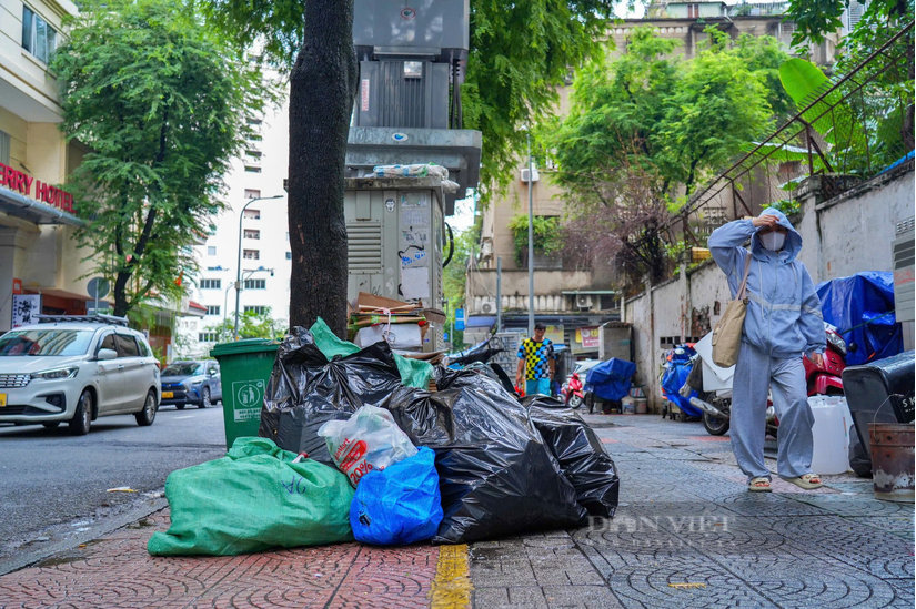 Lấn chiếm vỉa hè tràn lan, TP.HCM "lên đời" 400m đường trung tâm