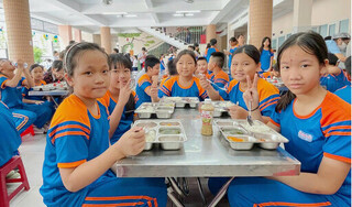 Lơ lửng nguy cơ học sinh ngộ độc thực phẩm từ hàng rong, căng tin