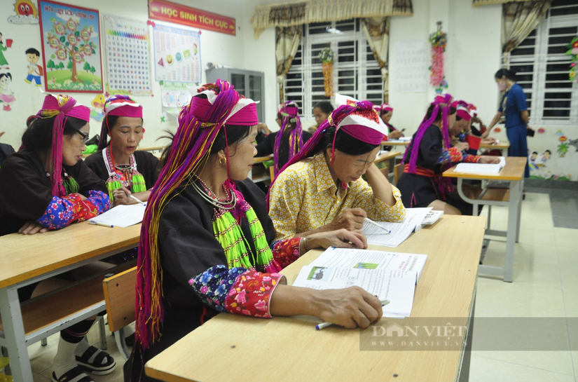 Lớp học xoá mù chữ ở huyện vùng cao của Quảng Ninh: Học viên ham học cả ngày Chủ nhật