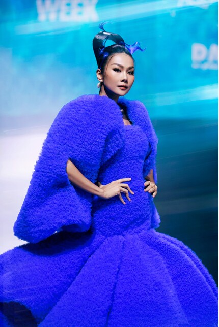 Thanh Hằng, H'Hen Niê, Miss Cosmo 2024 Tata đọ trình catwalk ngày khai mạc Tuần lễ thời trang Quốc tế Việt Nam