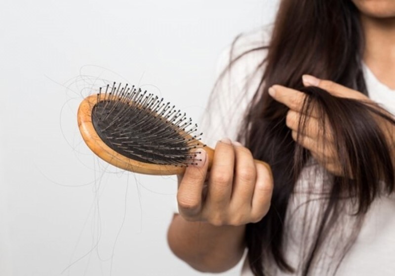 Tư vấn nhanh: Chân tóc yếu dễ rụng phải làm sao?