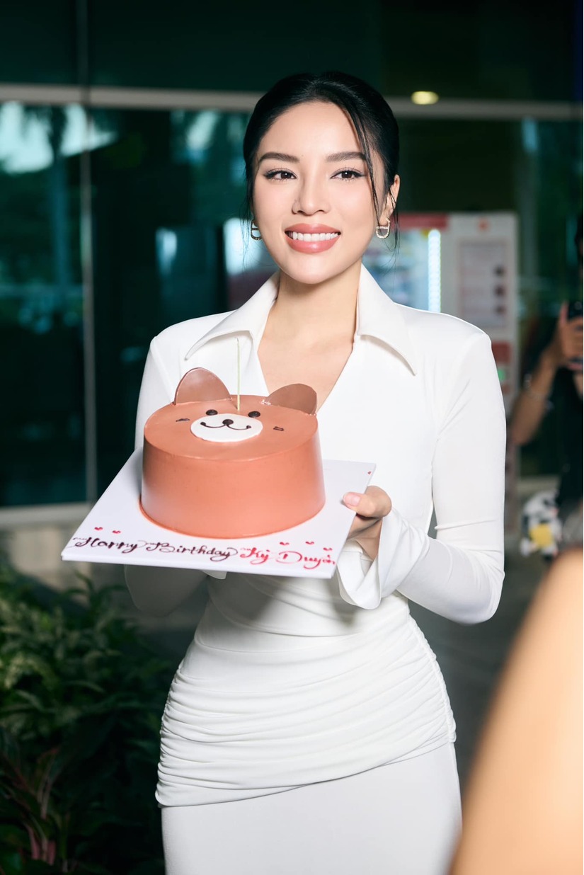 Kỳ Duyên được fan tổ chức sinh nhật bù khi vừa về nước sau thành tích Top 30 Miss Universe 2024