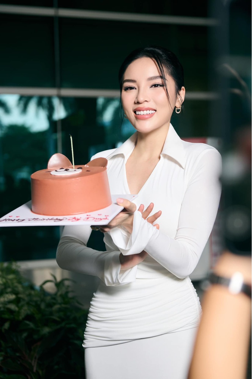 Kỳ Duyên được fan tổ chức sinh nhật bù khi vừa về nước sau thành tích Top 30 Miss Universe 2024