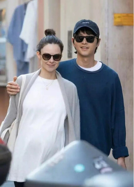 Song Joong Ki và bà xã ngoại quốc chào đón thêm một tiểu công chúa