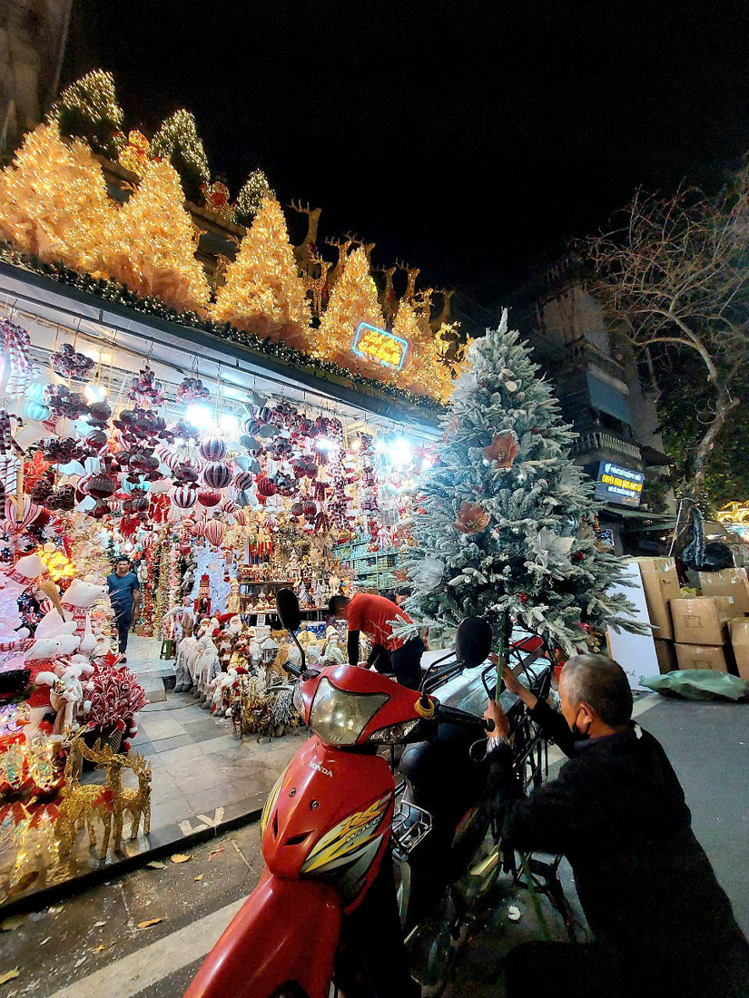 Phố trang trí lộng lẫy, người dân đi chơi Noel sớm