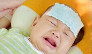 Trẻ bị sốt khi mọc răng: Những điều bố mẹ cần biết