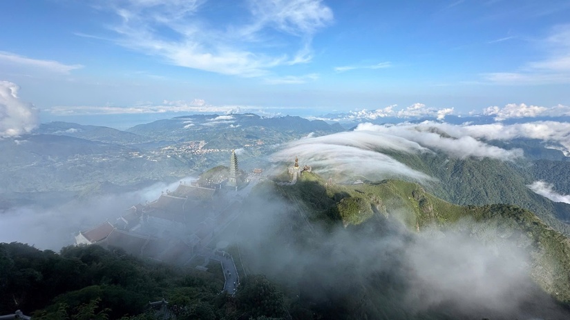 Đỉnh Fansipan đẹp mĩ mãn trong những ngày đầu đông