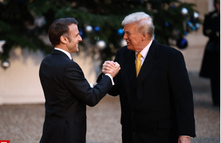 Bắt tay áp đảo ông Macron, thờ ơ với ông Zelensky: Ông Trump gây bão ở Paris