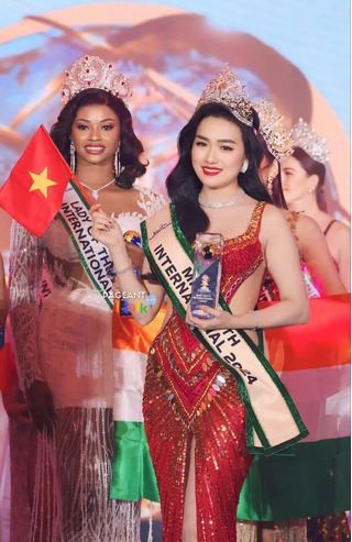 Mang trang phục hoa sen nặng 10kg đến Mrs Earth International 2024, Vũ Thị Hoa đăng quang Hoa hậu và giành 2 giải phụ