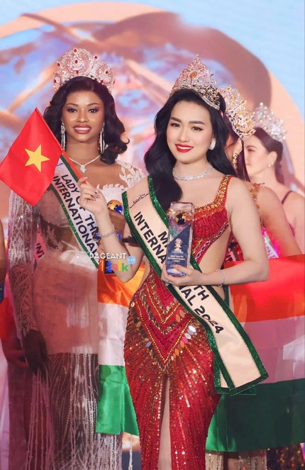 Mang trang phục hoa sen nặng 10kg đến Mrs Earth International 2024, Vũ Thị Hoa đăng quang Hoa hậu và giành 2 giải phụ