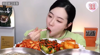 Cảnh báo trào lưu 'ăn thùng uống vại': Hại sức khỏe từ trò mukbang