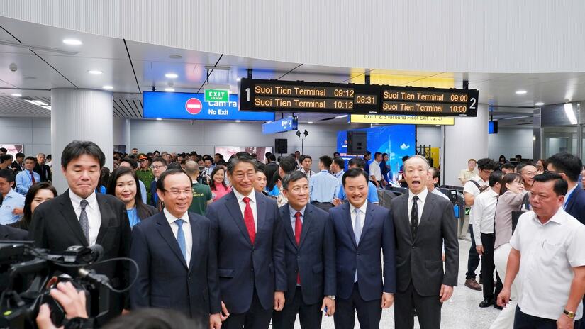 TPHCM: Người dân xếp hàng chờ trải nghiệm Metro số 1