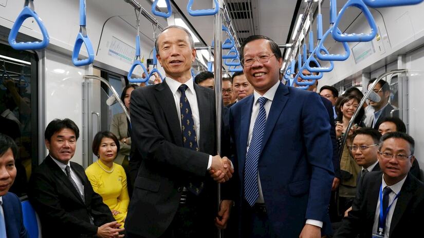 TPHCM: Người dân xếp hàng chờ trải nghiệm Metro số 1