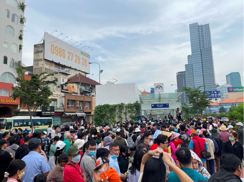 TPHCM: Người dân xếp hàng chờ trải nghiệm Metro số 1