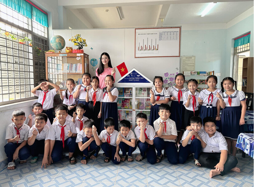 Hoa hậu Ý Nhi trao tặng hàng ngàn cuốn sách cho học sinh vùng sâu vùng xa
