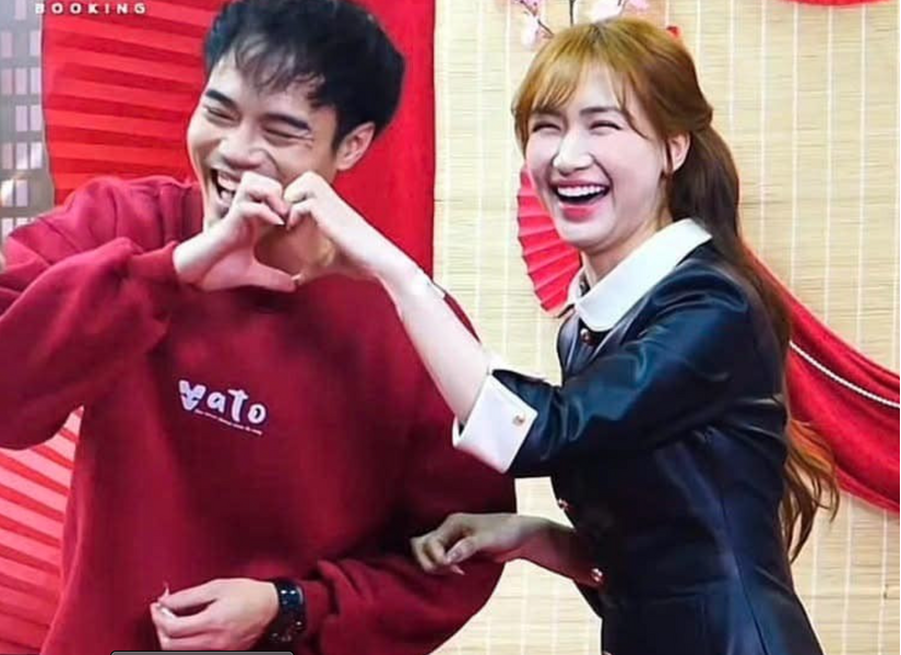 Văn Toàn công khai thể hiện tình cảm với Hòa Minzy