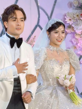 Đám cưới của Anh Đào - Anh Tuấn: Cô dâu xinh đẹp lộng lẫy, chú rể hát 