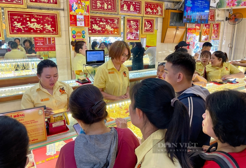 Giá vàng tăng dữ dội, tiệm vàng tung chiêu lạ, dân tranh nhau đến bán