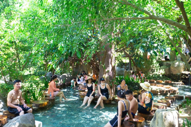 Khu du lịch Núi Thần Tài nhộn nhịp trước ngày 8/3