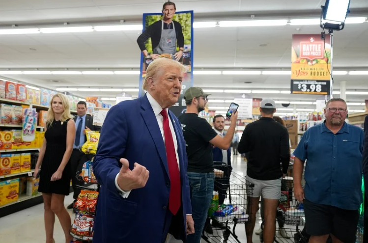 Sợ thuế quan của ông Trump, người Mỹ hoảng loạn đổ xô đi mua sắm những gì?