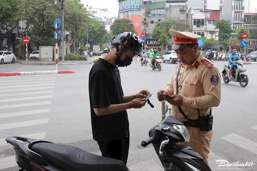 Hà Nội: Xử lý hàng loạt xe máy vượt đèn đỏ, đi ngược chiều