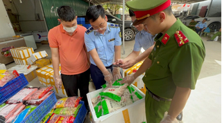 Hà Nội thu giữ hơn 1 tấn 'xiên bẩn' và đồ thả lẩu