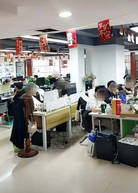 Nhân viên "kêu trời" vì bị livestream làm việc cuối tuần