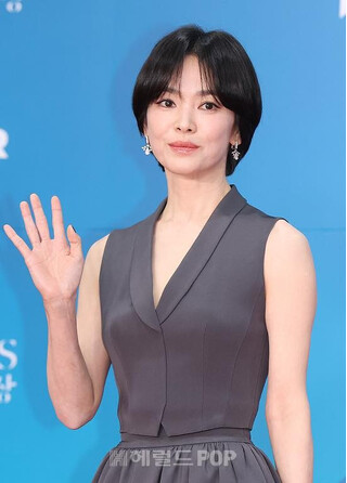 Song Hye Kyo gây sốt, IU cùng Park Bo Gum trắng tay ở Baeksang 2025